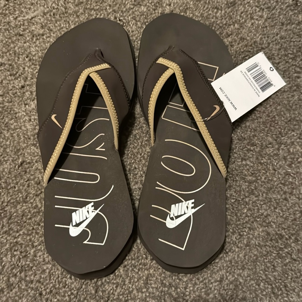 women’s size 9 nike flip flops (men size 8)